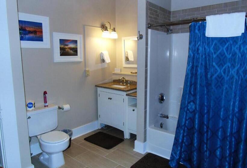 سوئیت با تخت بزرگ, The Charleston Inn Hendersonville Nc