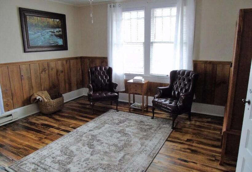 سوییت لوکس, The Charleston Inn Hendersonville Nc