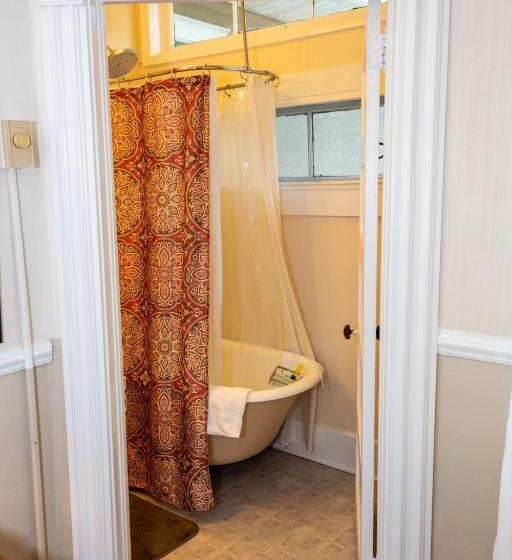 سوییت لوکس, The Charleston Inn Hendersonville Nc