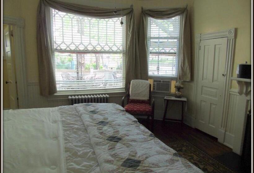 سوئیت با تخت بزرگ, The Charleston Inn Hendersonville Nc