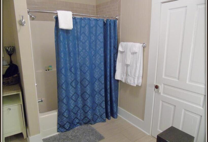 اتاق استاندارد با تخت بزرگ, The Charleston Inn Hendersonville Nc