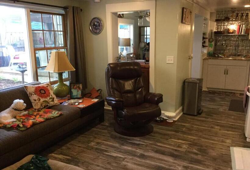 خانه 1 خوابه, The Charleston Inn Hendersonville Nc