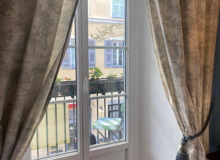 Номер Стандарт с Балконом, Central Bastia