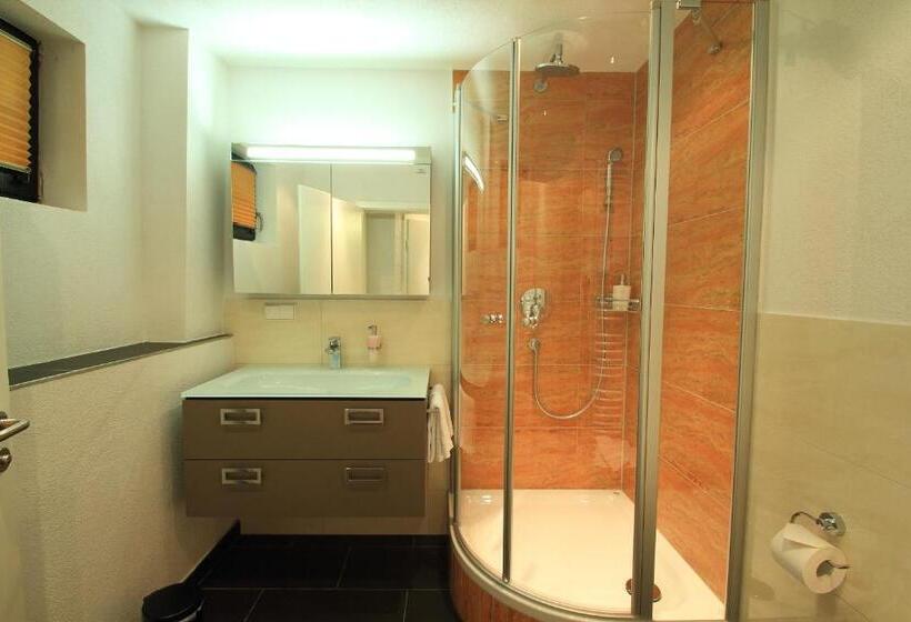 Номер Стандарт, Zum Goldenen Anker