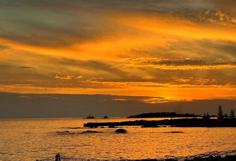 带1个卧室的公寓, Somewhere In Time   Retro Spacious Cottage With Private Sandy Beach