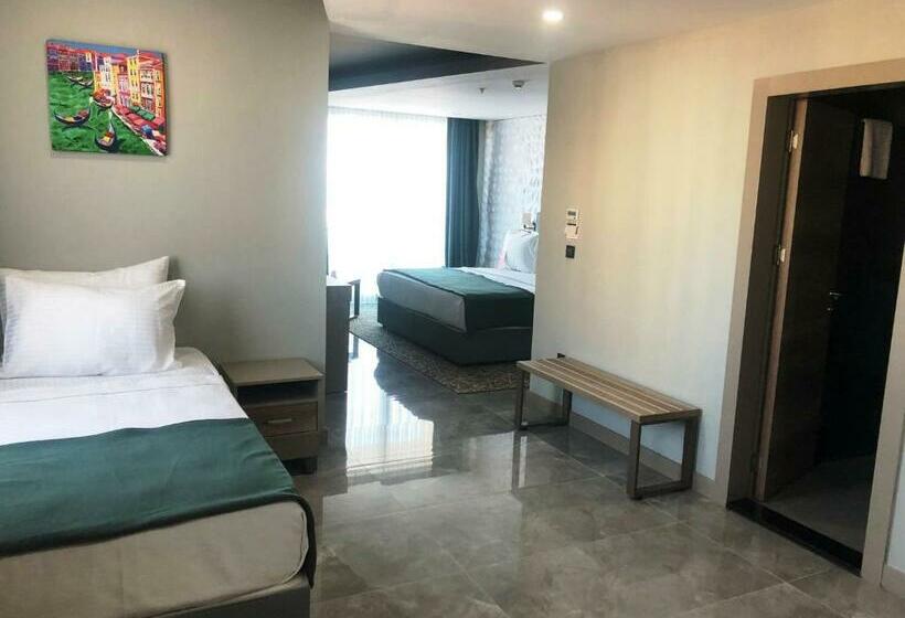 اتاق استاندارد با بالکن و چشم‌انداز دریا, Ramada Resort By Wyndham Kizkalesi