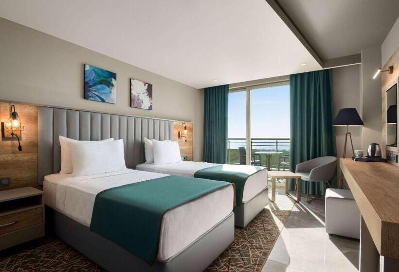 اتاق استاندارد با بالکن و چشم‌انداز دریا, Ramada Resort By Wyndham Kizkalesi