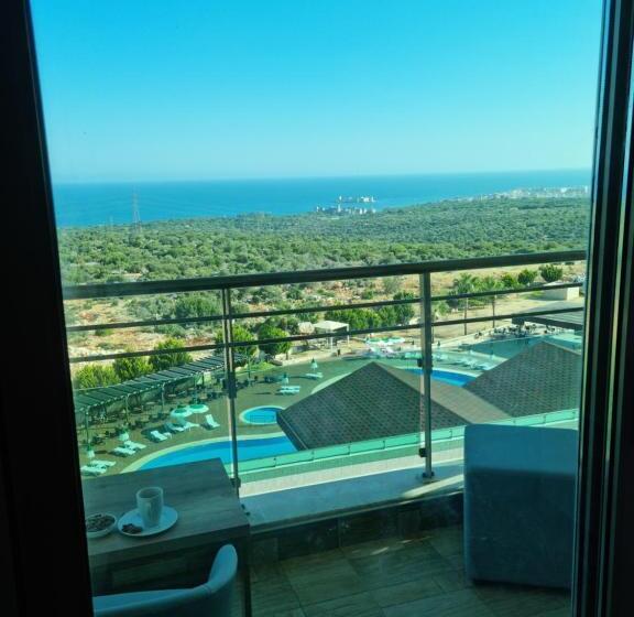 اتاق استاندارد با بالکن و چشم‌انداز دریا, Ramada Resort By Wyndham Kizkalesi