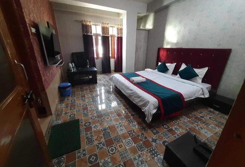 Трехместный Номер Deluxe, O Graceland