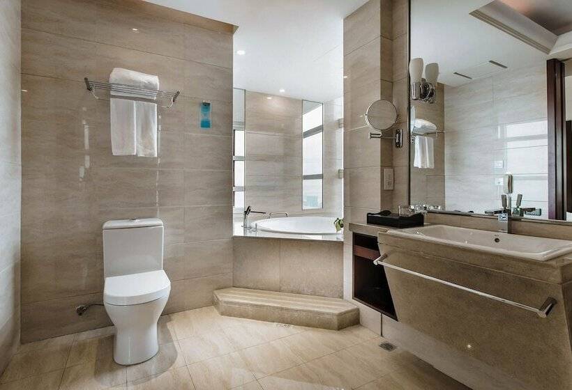 سوییت لوکس, New Century Hotel Qingdao