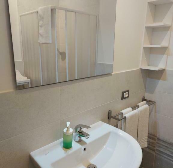 اتاق ساده سه‌ نفره, Fare Bnb   Room Del Parco