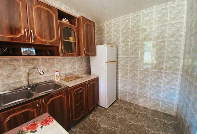 اتاق استاندارد چهارنفره با چشم‌انداز باغ, Matua Guest House