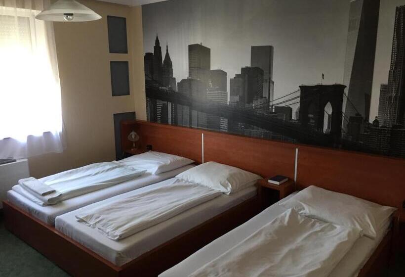 Трехместный Номер Классика, Europa Hotel és étterem