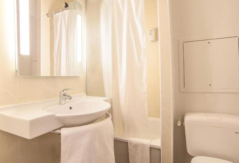 Номер Стандарт Трехместный, B&b Hotel Paris Malakoff Parc Des Expositions