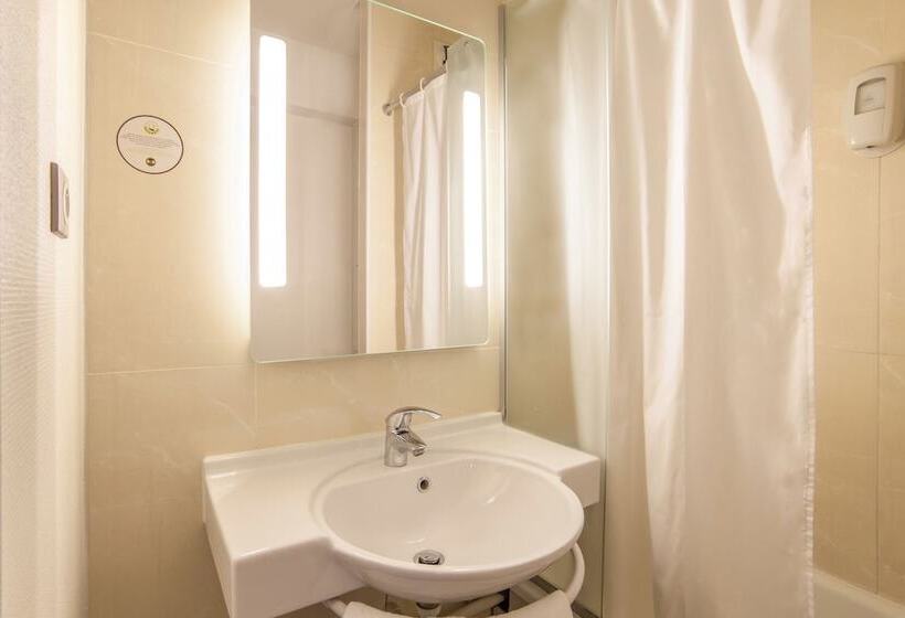 Номер Стандарт Трехместный, B&b Hotel Paris Malakoff Parc Des Expositions