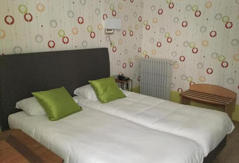Номер Стандарт, Hôtel République