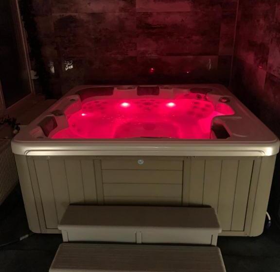 Четырехместный Номер Стандарт, Várfal Wellness Panzió