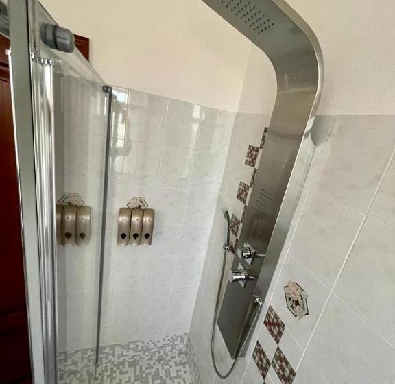 اتاق استاندارد چهار تخته با چشم‌انداز دریا, Lalu S B&b