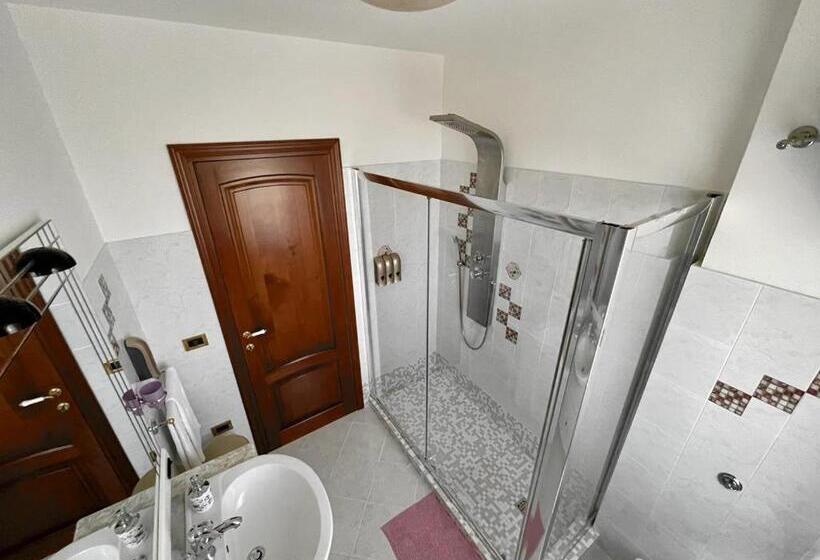 اتاق استاندارد چهار تخته با چشم‌انداز دریا, Lalu S B&b