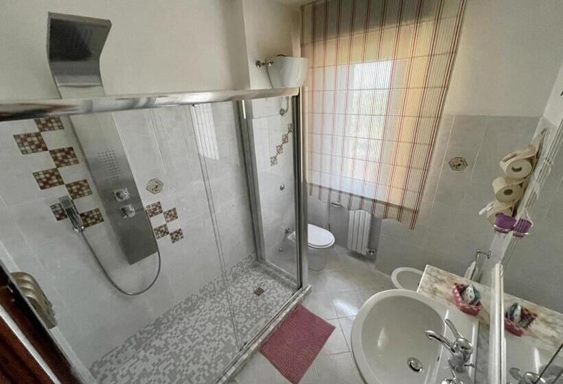 اتاق استاندارد چهار تخته با چشم‌انداز دریا, Lalu S B&b