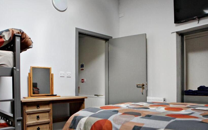 Семейный Номер, Aunt Rachel S Barn Hostel