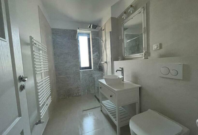 استودیوی استاندارد, Iarca Inn