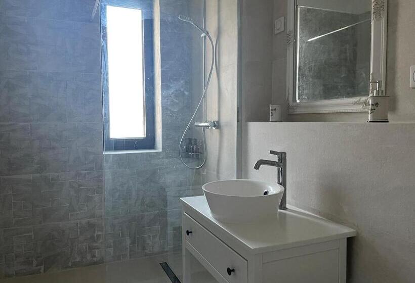استودیوی استاندارد, Iarca Inn