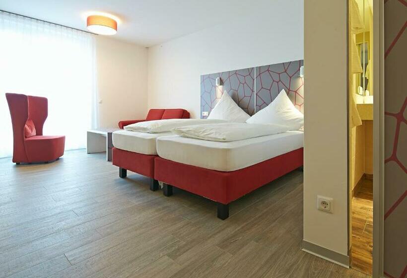 جناح, East Apart