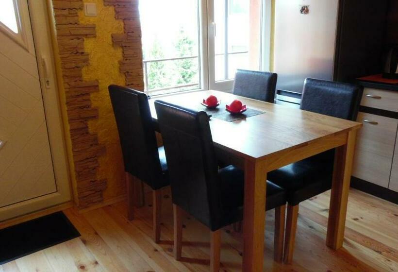 اتاق خانوادگی با چشم‌انداز باغ, Zelta Pirts Guest House