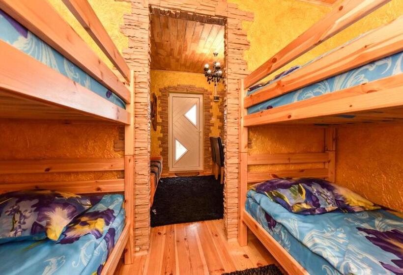 اتاق خانوادگی با چشم‌انداز باغ, Zelta Pirts Guest House