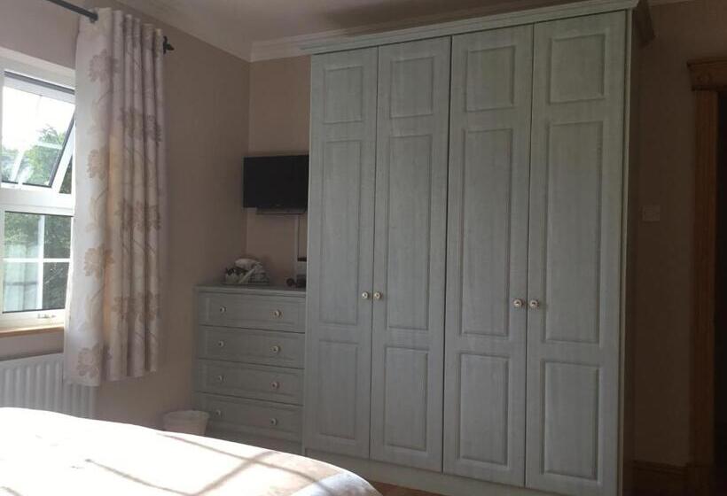 اتاق استاندارد با چشم‌انداز باغ, The Lodge B&b