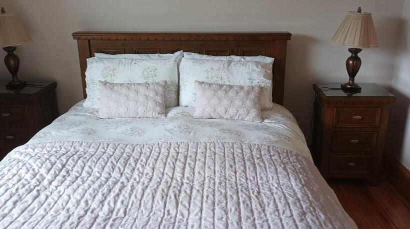 اتاق استاندارد با تخت بزرگ, The Lodge B&b