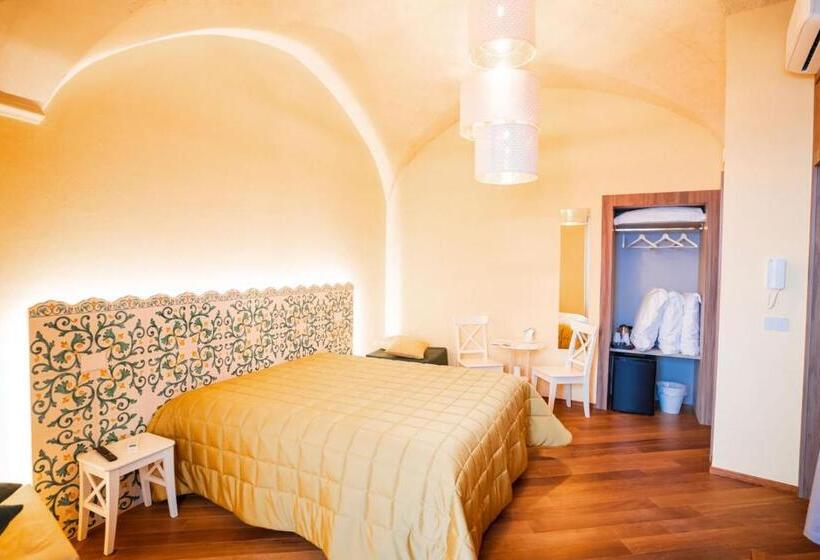اتاق لوکس با وان آب گرم, Grantò B&b