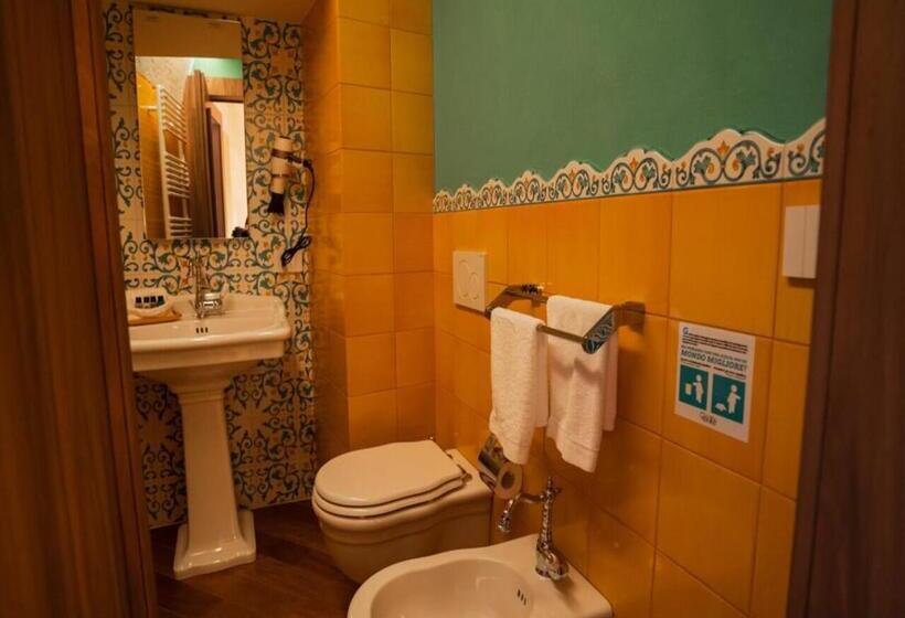 اتاق لوکس با وان آب گرم, Grantò B&b