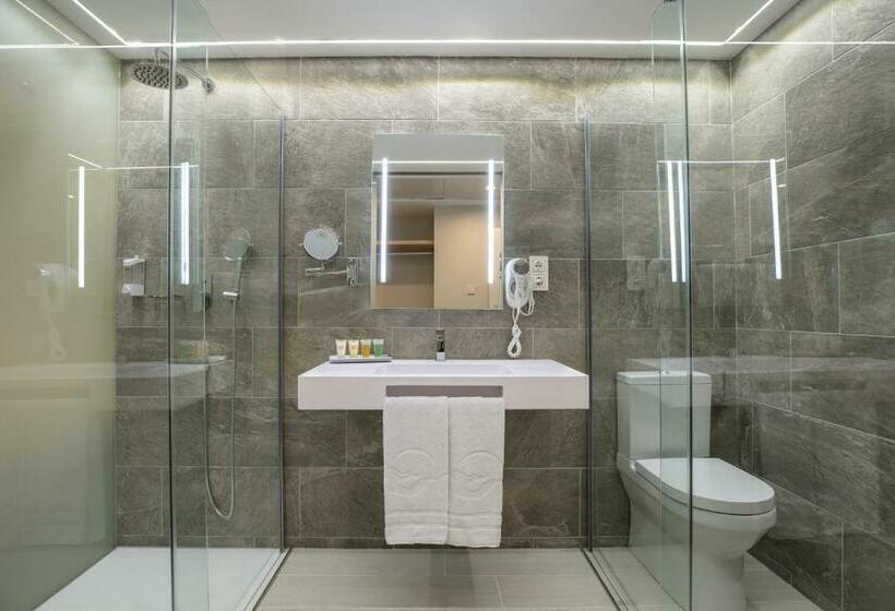 اتاق استاندارد با چشم‌انداز استخر, The Ibiza Twiins 4* Sup