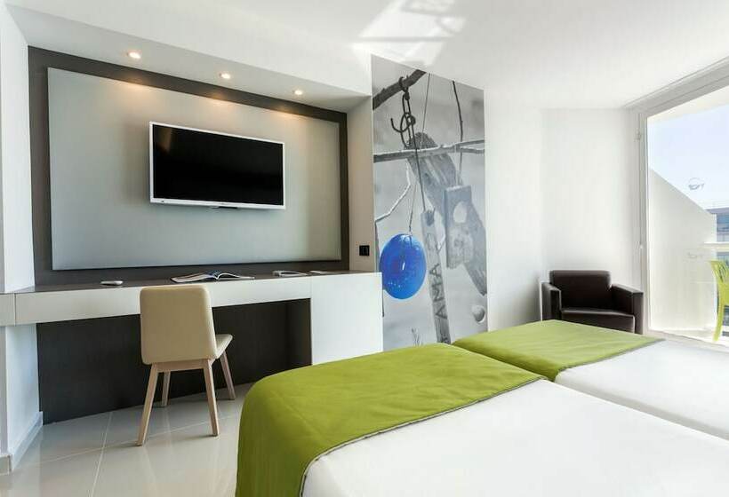 اتاق استاندارد با چشم‌انداز استخر, The Ibiza Twiins 4* Sup