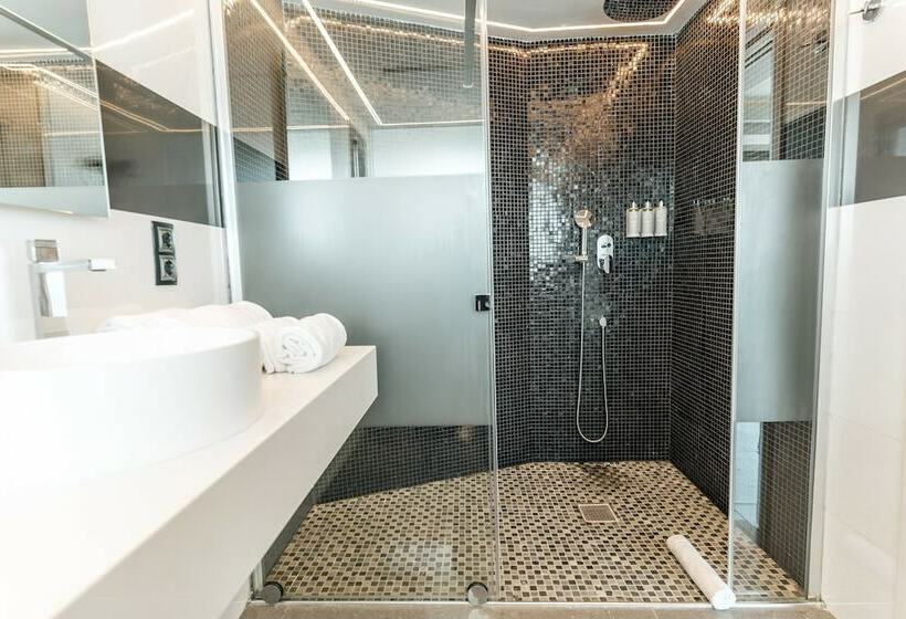 سوییت با چشم‌انداز دریا, The Ibiza Twiins 4* Sup