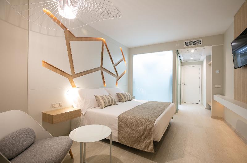 اتاق استاندارد با چشم‌انداز استخر, The Ibiza Twiins 4* Sup