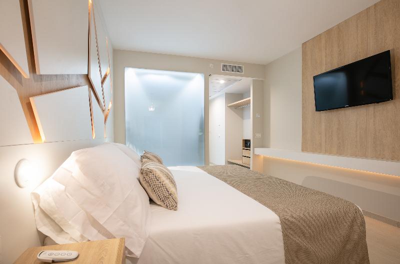 اتاق استاندارد با چشم‌انداز استخر, The Ibiza Twiins 4* Sup