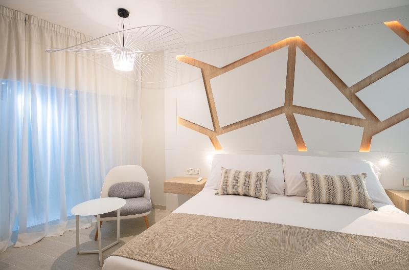 اتاق استاندارد با چشم‌انداز استخر, The Ibiza Twiins 4* Sup