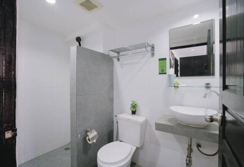 מיטה בחדר משותף, Noble House Patong