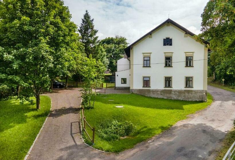 آپارتمان 2 خوابه, Stará škola Hedeč