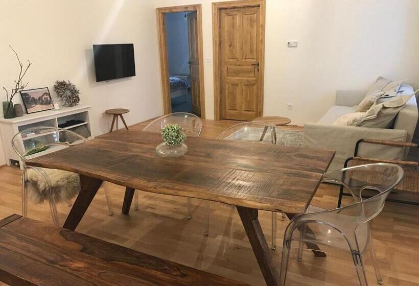 آپارتمان 2 خوابه, Stará škola Hedeč