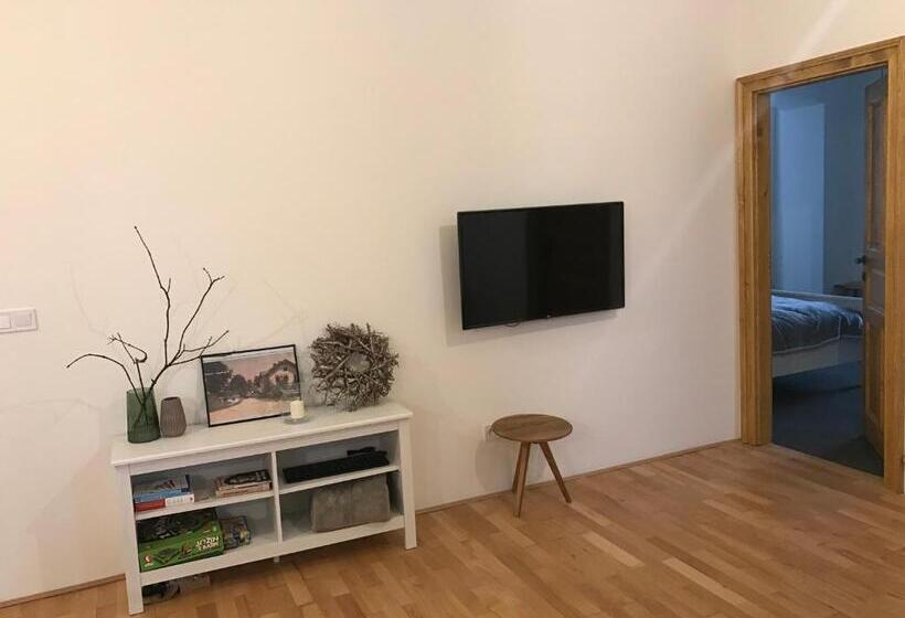 آپارتمان 2 خوابه, Stará škola Hedeč
