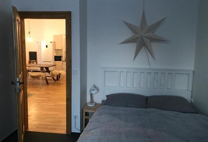 آپارتمان 2 خوابه, Stará škola Hedeč
