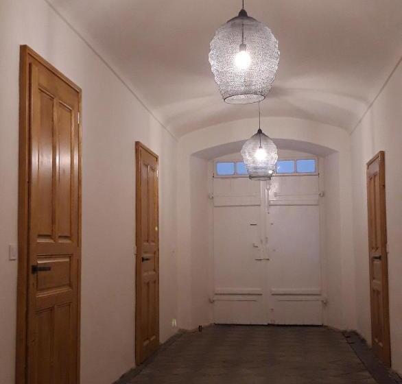 آپارتمان 1 خوابه, Stará škola Hedeč