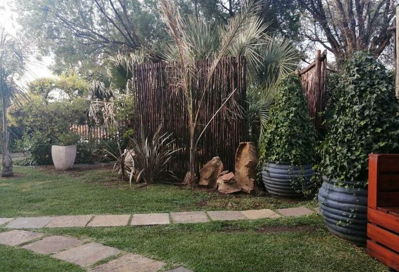 سوییت خانوادگی, Roxy S Rest Guest House