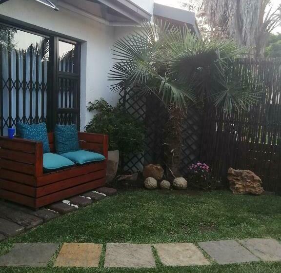 سوییت خانوادگی, Roxy S Rest Guest House