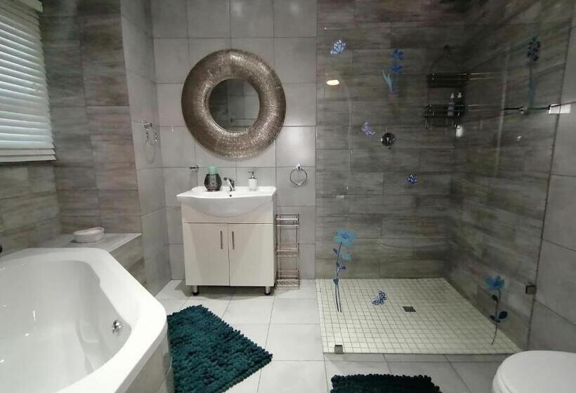 سوییت خانوادگی, Roxy S Rest Guest House