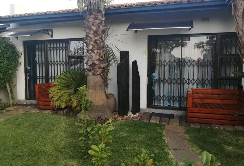 اتاق استاندارد با چشم‌انداز باغ, Roxy S Rest Guest House